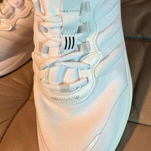NW WHITE ADIDAS TENNIS SHOES       SZ10